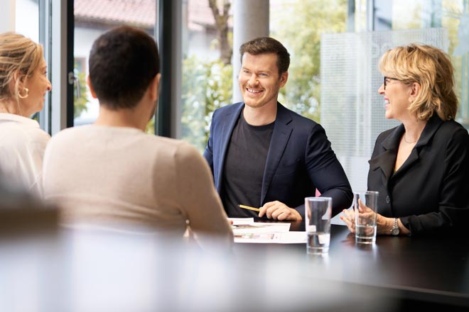 Unser TEam im Gespräch mit Kunden